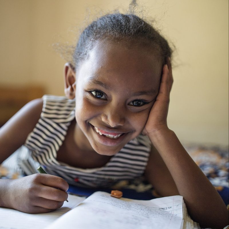 Athopisches Kind beim Schreiben - SOS Kinderdorf